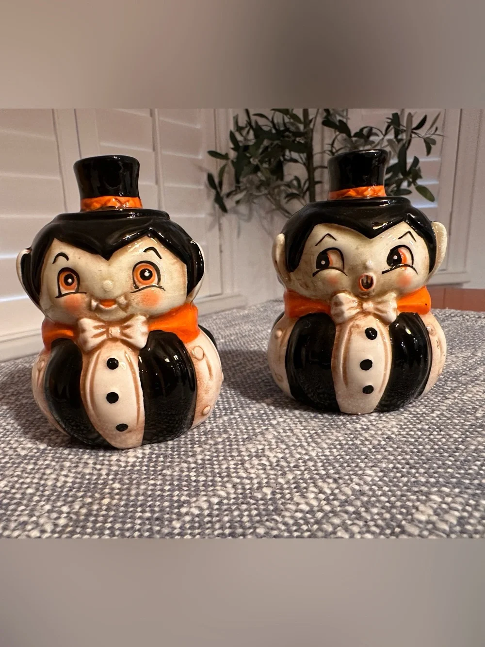 Design Johanna Parker Salt & Papper Shakers  Vampire Figurine Halloween